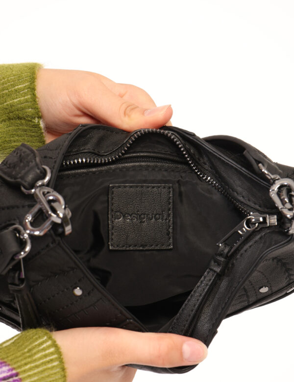 Borsa Desigual Nero - Borsa a tracolla di piccole dimensioni, in total nero con borchiette in tinta. Chiusura a zip. L'indos