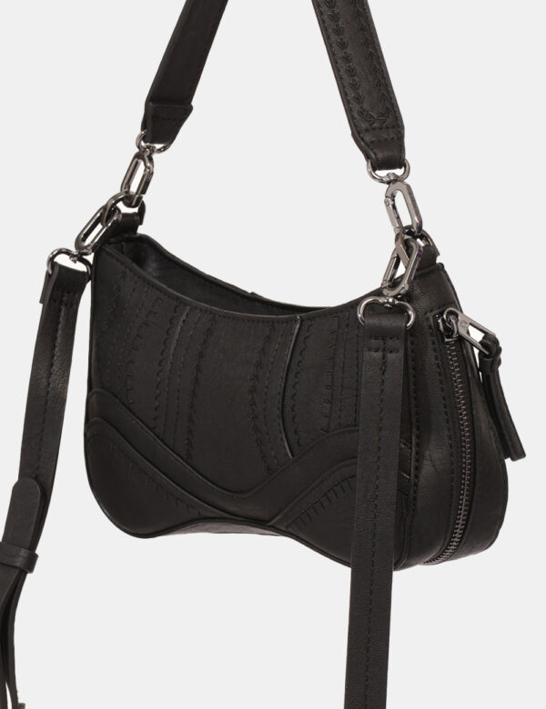 Borsa Desigual Nero - Borsa a tracolla di piccole dimensioni, in total nero con borchiette in tinta. Chiusura a zip. L'indos