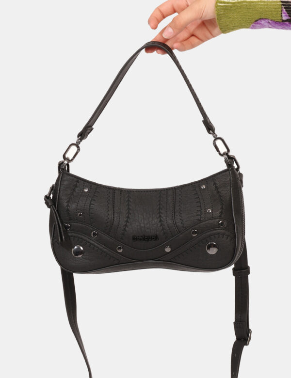 Borsa Desigual Nero - Borsa a tracolla di piccole dimensioni, in total nero con borchiette in tinta. Chiusura a zip. L'indos