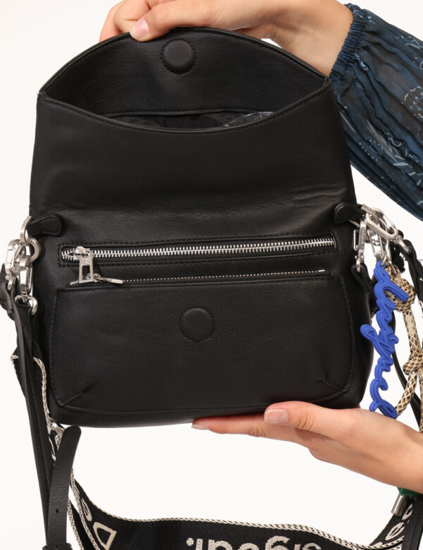 Borsa Desigual Nero - Originale borsa a tracolla pieghevole, in total nero con logo brand sagomato, più taschine esterne. La