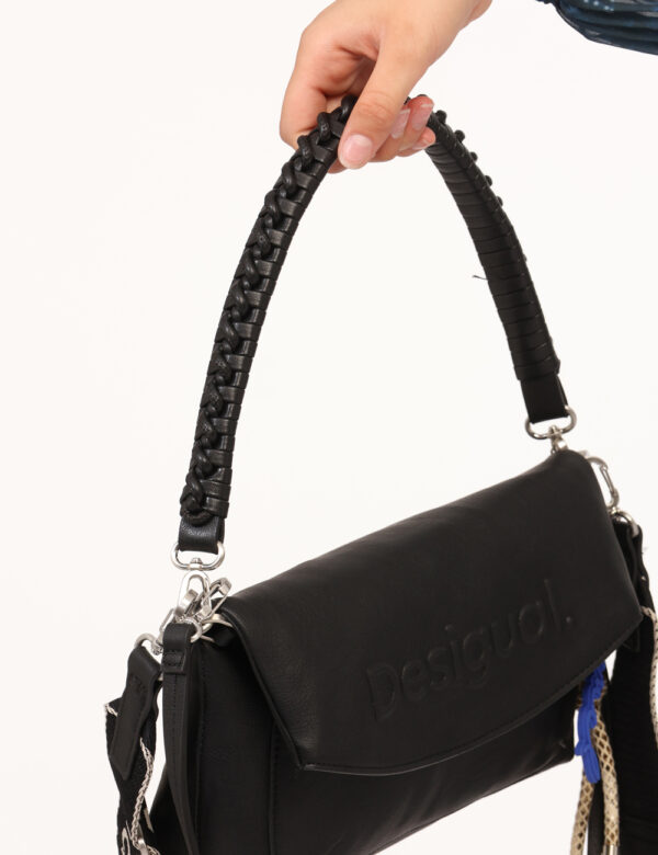 Borsa Desigual Nero - Originale borsa a tracolla pieghevole, in total nero con logo brand sagomato, più taschine esterne. La