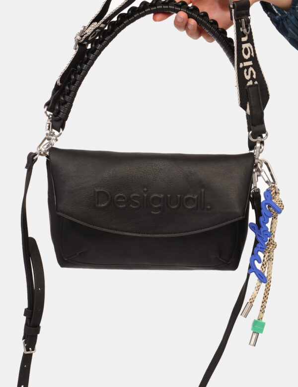 Borsa Desigual Nero - Originale borsa a tracolla pieghevole, in total nero con logo brand sagomato, più taschine esterne. La