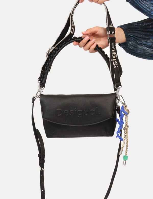 Borsa Desigual Nero - Originale borsa a tracolla pieghevole, in total nero con logo brand sagomato, più taschine esterne. La