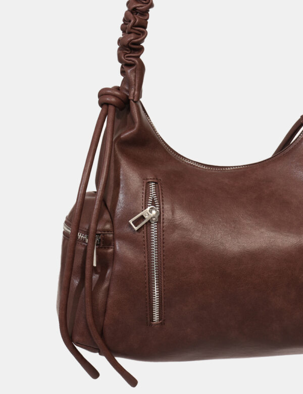 Borsa Desigual Marrone - Borsa a mano in total marrone, con scompartimento chiuso a zip più taschine esterne. L'indossatura