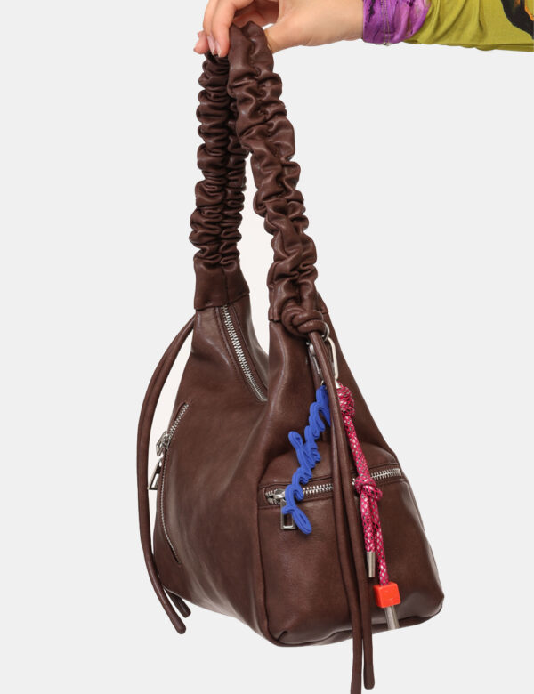 Borsa Desigual Marrone - Borsa a mano in total marrone, con scompartimento chiuso a zip più taschine esterne. L'indossatura