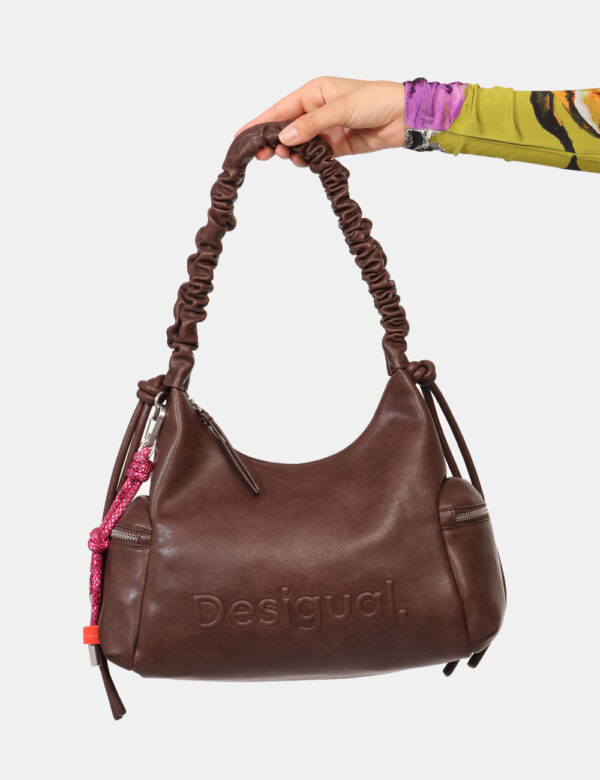 Borsa Desigual Marrone - Borsa a mano in total marrone, con scompartimento chiuso a zip più taschine esterne. L'indossatura