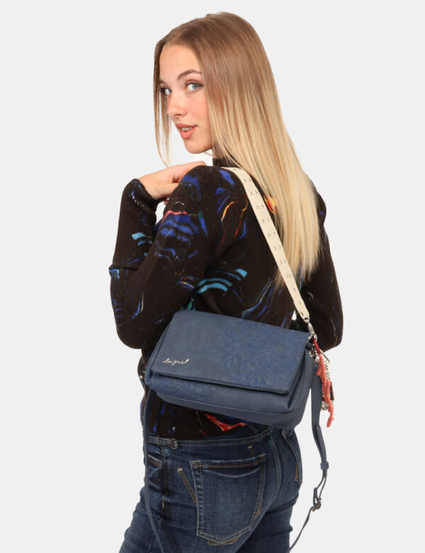Borsa Desigual Blu - Borsa a tracolla di piccole dimensioni, in total blu con disegno ricamato in tono su tono. Presente uni