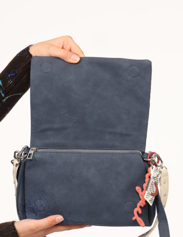 Borsa Desigual Blu - Borsa a tracolla di piccole dimensioni, in total blu con disegno ricamato in tono su tono. Presente uni