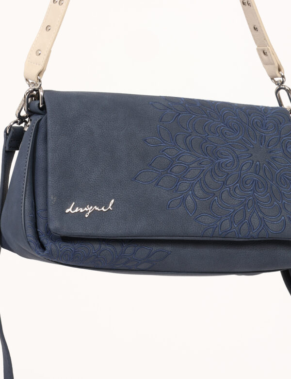 Borsa Desigual Blu - Borsa a tracolla di piccole dimensioni, in total blu con disegno ricamato in tono su tono. Presente uni