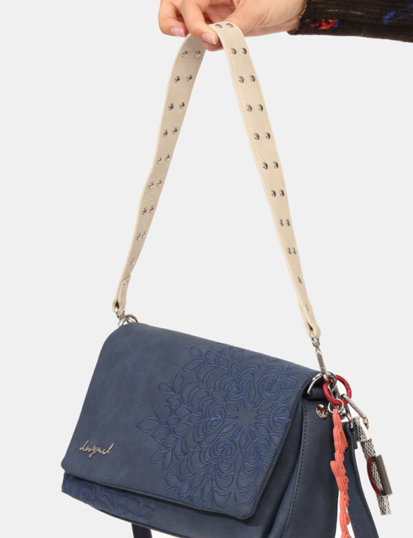 Borsa Desigual Blu - Borsa a tracolla di piccole dimensioni, in total blu con disegno ricamato in tono su tono. Presente uni