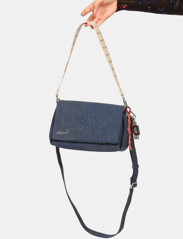 Borsa Desigual Blu - Borsa a tracolla di piccole dimensioni, in total blu con disegno ricamato in tono su tono. Presente uni