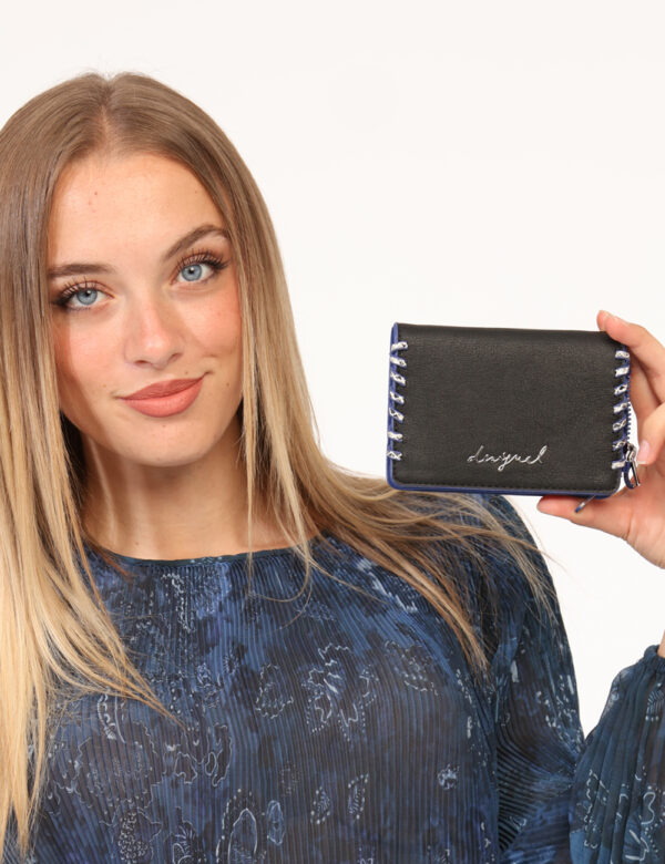Portafogli Desigual Nero - Portafogli di piccole dimensioni in total nero con dettagli blu e logo brand in metallo. Presente