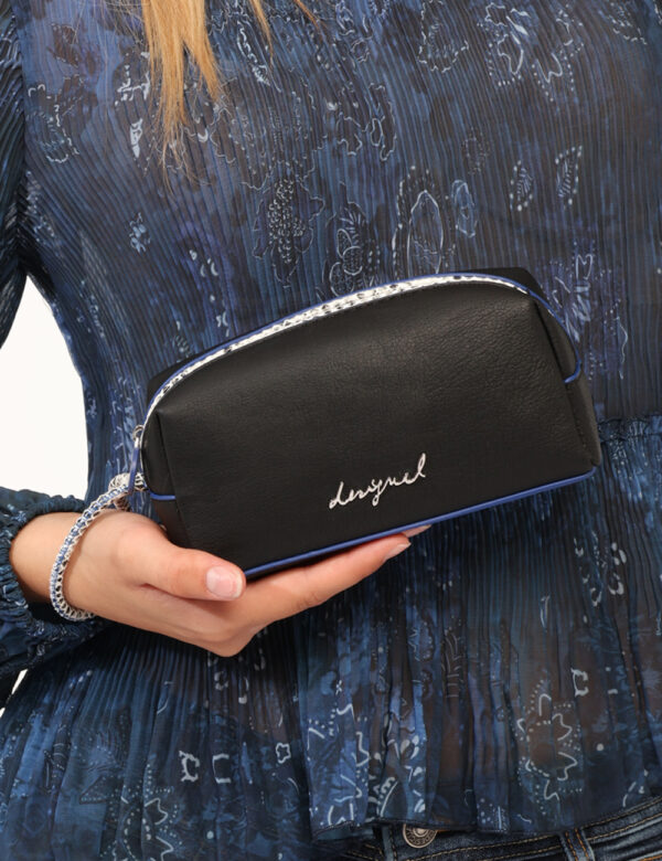 Pochette Desigual Nero - Pochette a mano con chiusura a zip ed in total nero più bordini blu. L'accessorio è pratico e maneg