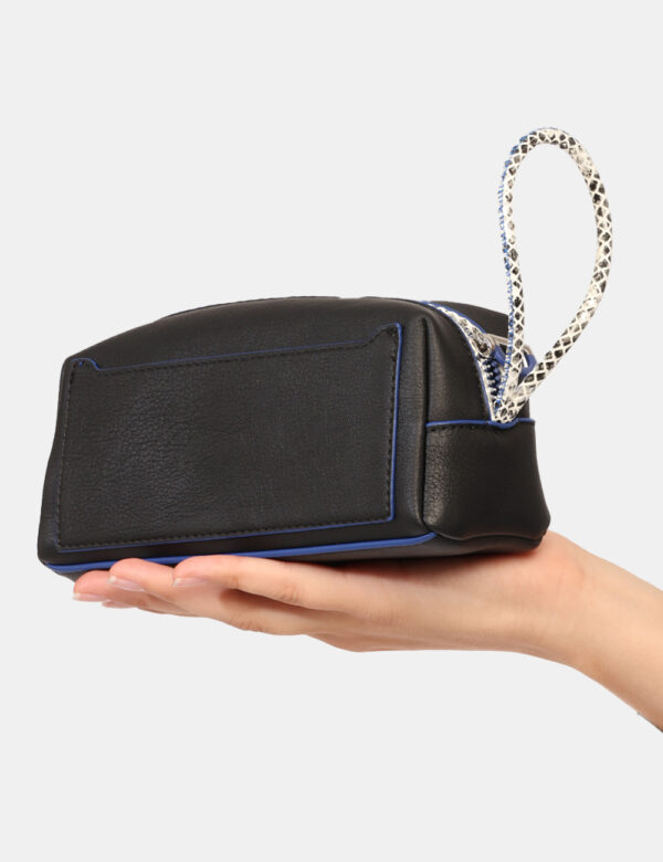 Pochette Desigual Nero - Pochette a mano con chiusura a zip ed in total nero più bordini blu. L'accessorio è pratico e maneg