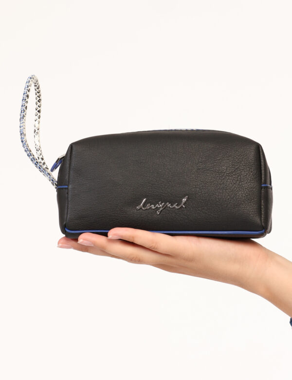 Pochette Desigual Nero - Pochette a mano con chiusura a zip ed in total nero più bordini blu. L'accessorio è pratico e maneg