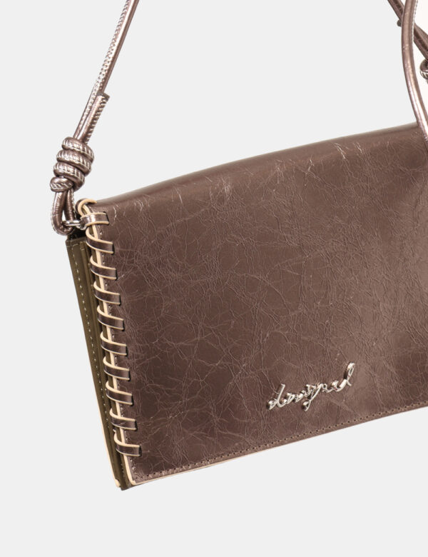 Pochette Desigual Argento - Pochette in total argento, con chiusura a bottone e taschine interne. L'indossatura è pratica e