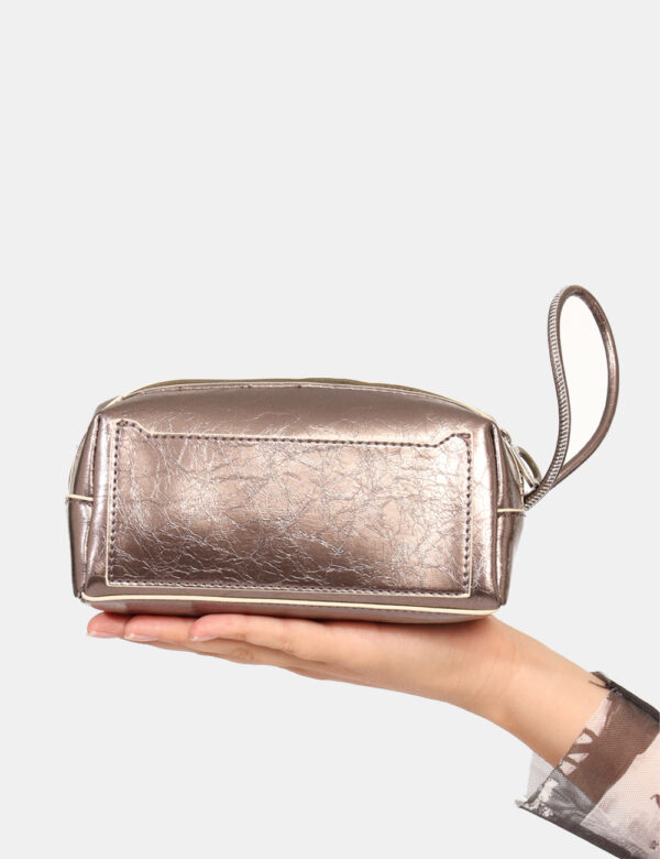 Pochette Desigual Argento - Pochette a mano con chiusura a zip ed in total argento. L'accessorio è pratico e maneggevole. La