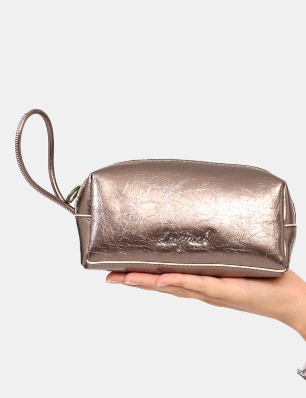 Pochette Desigual Argento - Pochette a mano con chiusura a zip ed in total argento. L'accessorio è pratico e maneggevole. La