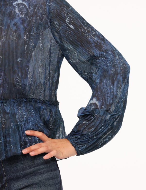 Blusa Desigual Blu - Blusa a maniche lunghe, leggera e trasparente, su tessuto pieghettato e con trama tendente al blu. La v