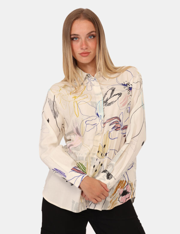 Camicia Desigual Beige - Camicia in viscosa su base beige con stampa variegata in blu e giallo. La vestibilità è morbida e p