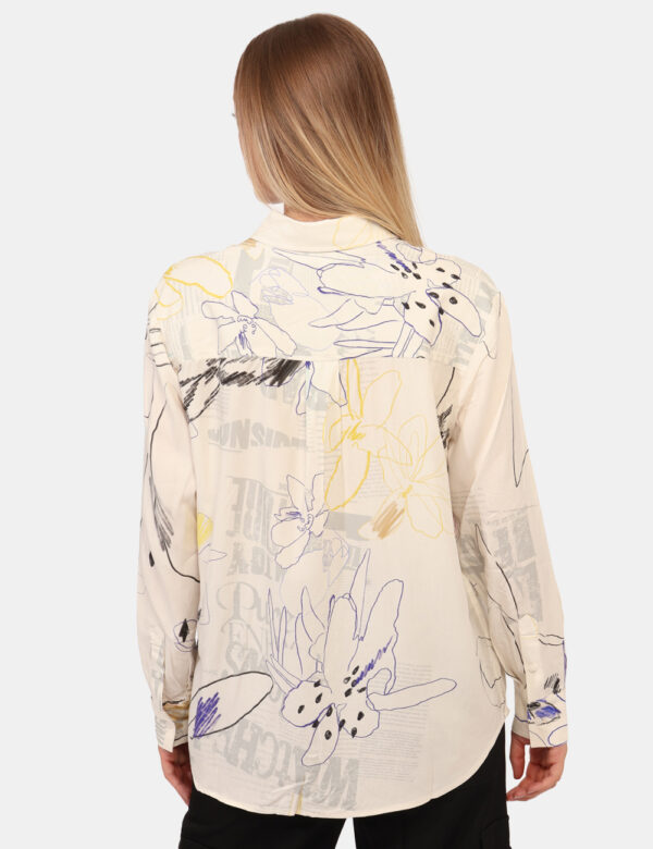 Camicia Desigual Beige - Camicia in viscosa su base beige con stampa variegata in blu e giallo. La vestibilità è morbida e p