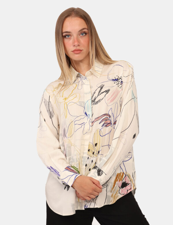 Camicia Desigual Beige - Camicia in viscosa su base beige con stampa variegata in blu e giallo. La vestibilità è morbida e p