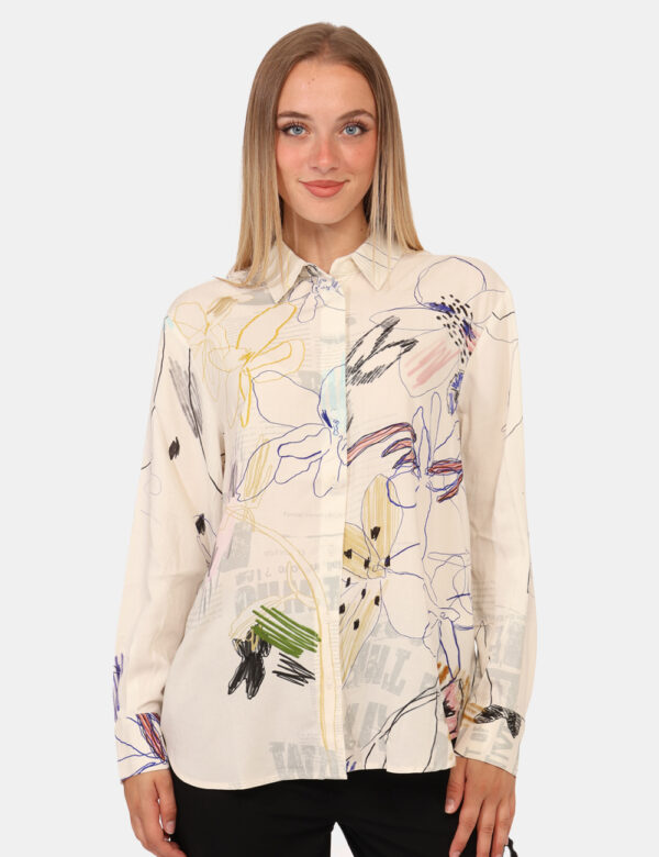 Camicia Desigual Beige - Camicia in viscosa su base beige con stampa variegata in blu e giallo. La vestibilità è morbida e p