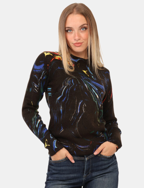 Maglione Desigual Nero - Maglione invernale super colorato, su base nera con stampa blu e giallo. La vestibilità è morbida e