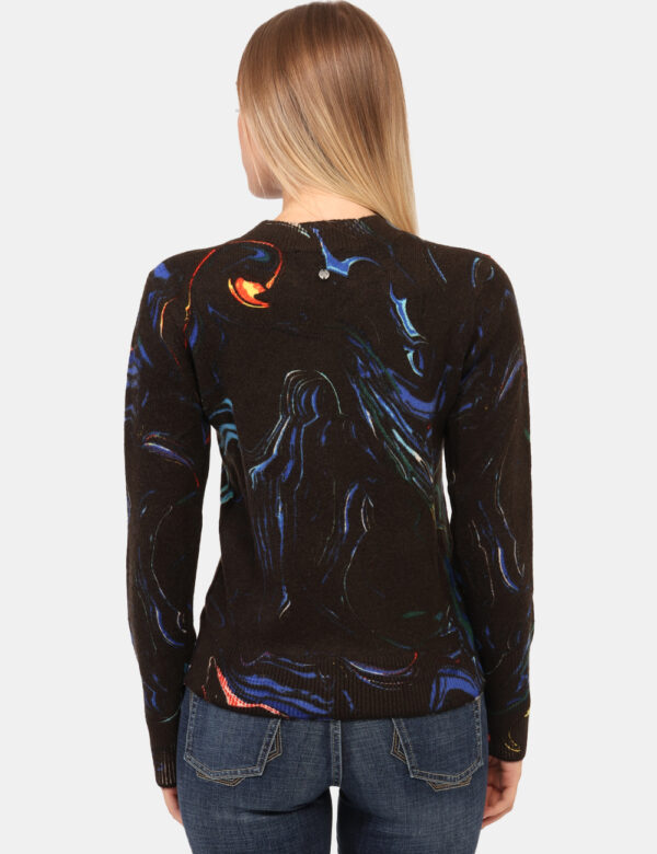Maglione Desigual Nero - Maglione invernale super colorato, su base nera con stampa blu e giallo. La vestibilità è morbida e