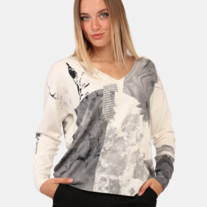 Maglia Desigual Bianco - Maglia a maniche lunghe con scollo a V, su base bianca con stampa grigia. La vestibilità è morbida