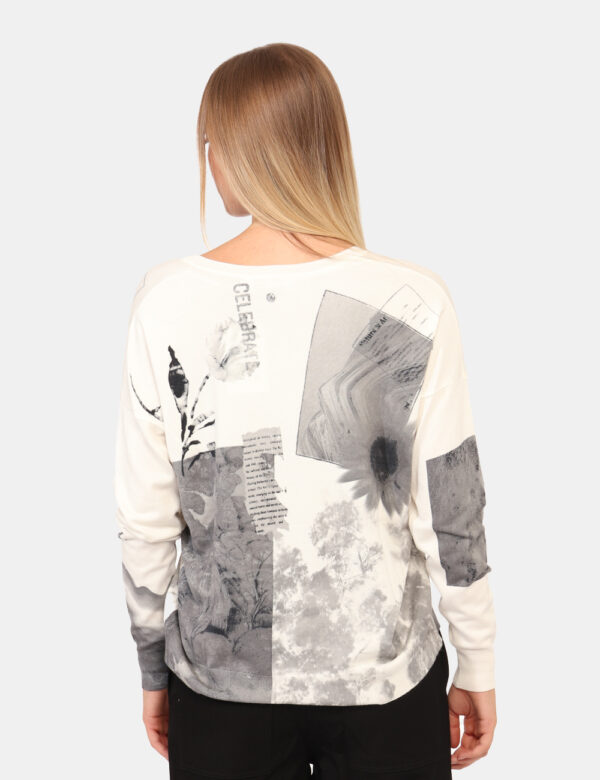 Maglia Desigual Bianco - Maglia a maniche lunghe con scollo a V, su base bianca con stampa grigia. La vestibilità è morbida