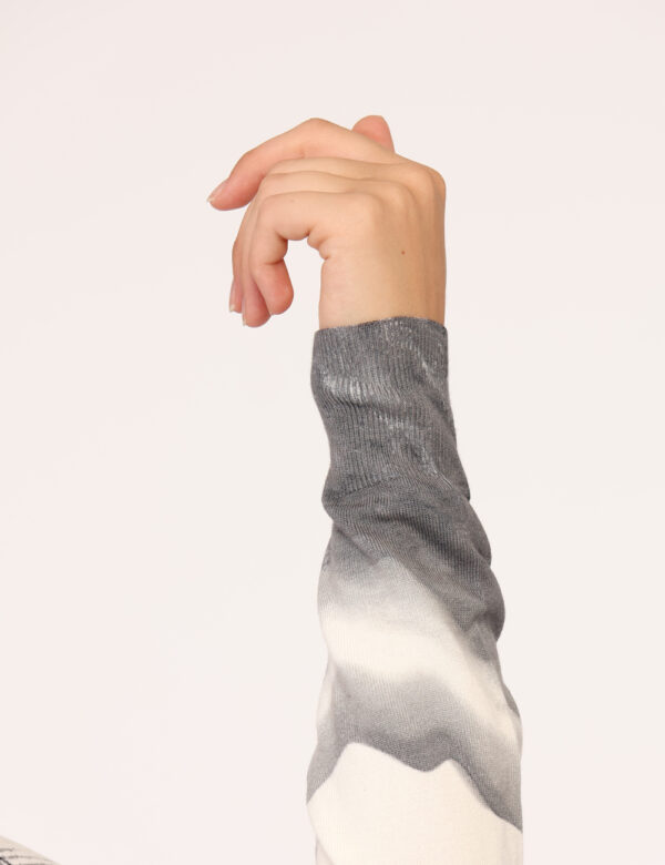 Maglia Desigual Bianco - Maglia a maniche lunghe con scollo a V, su base bianca con stampa grigia. La vestibilità è morbida