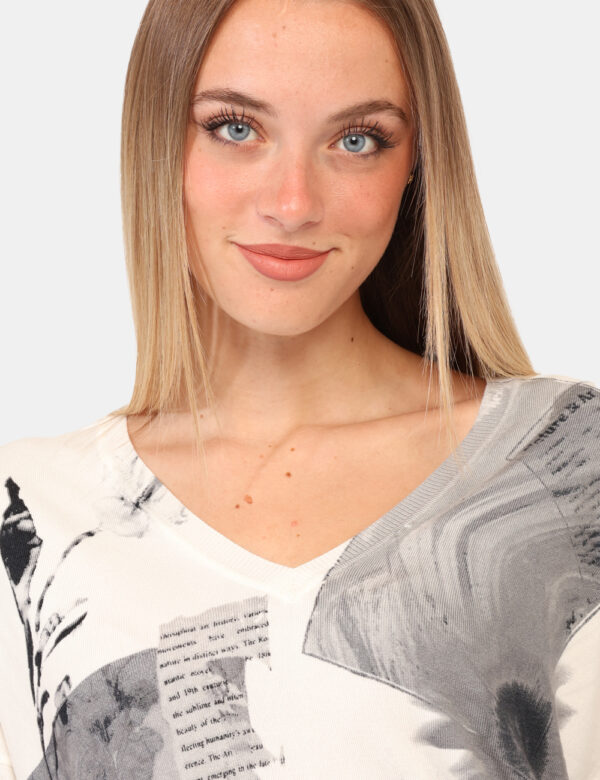 Maglia Desigual Bianco - Maglia a maniche lunghe con scollo a V, su base bianca con stampa grigia. La vestibilità è morbida