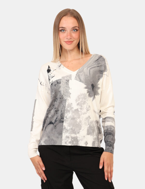 Maglia Desigual Bianco - Maglia a maniche lunghe con scollo a V, su base bianca con stampa grigia. La vestibilità è morbida