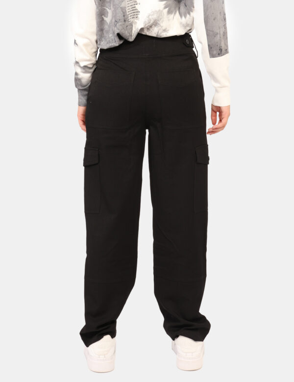 Pantaloni Desigual Nero - Pantaloni in total nero con tasche a taglio trasversale e tasche cargo, più tasche a toppa sul ret