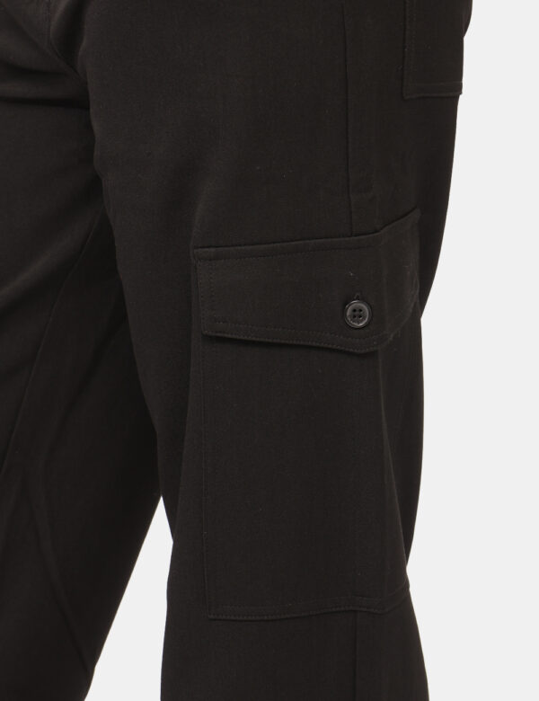 Pantaloni Desigual Nero - Pantaloni in total nero con tasche a taglio trasversale e tasche cargo, più tasche a toppa sul ret