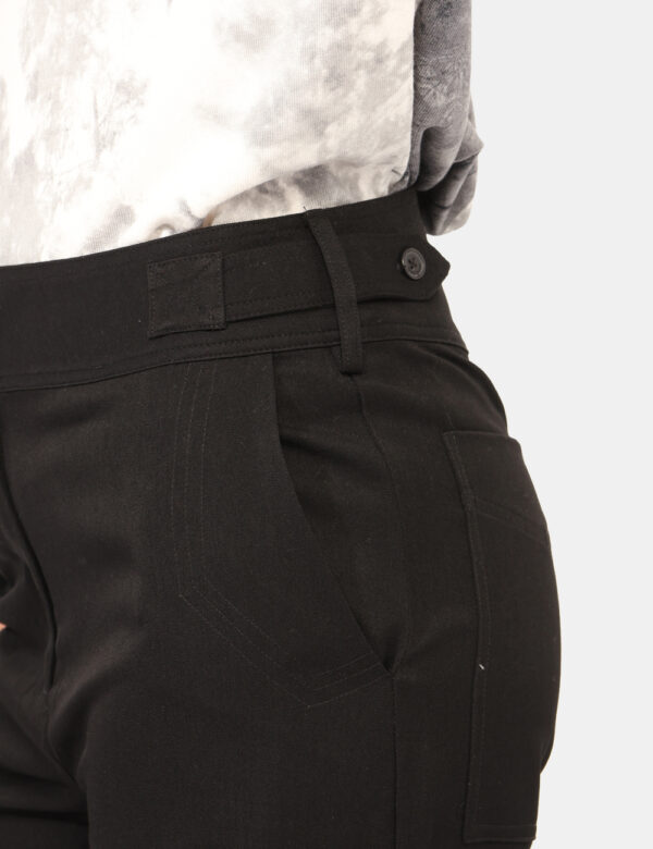 Pantaloni Desigual Nero - Pantaloni in total nero con tasche a taglio trasversale e tasche cargo, più tasche a toppa sul ret