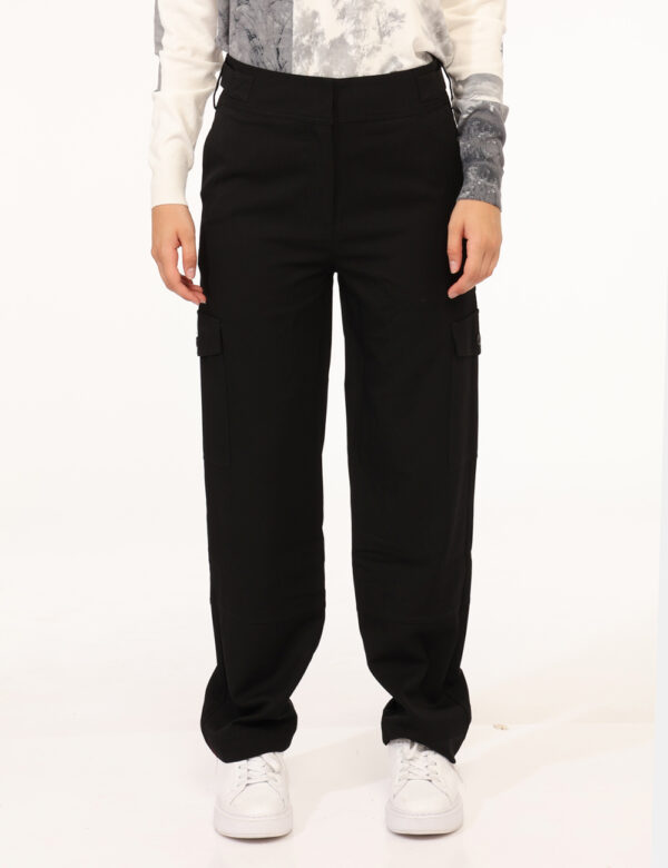 Pantaloni Desigual Nero - Pantaloni in total nero con tasche a taglio trasversale e tasche cargo, più tasche a toppa sul ret