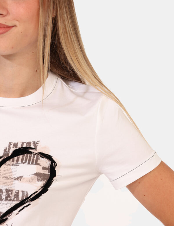 T-shirt Desigual Bianco - T-shirt classica su base bianca con stampa cuore nero/marrone. La vestibilità è morbida e regolare