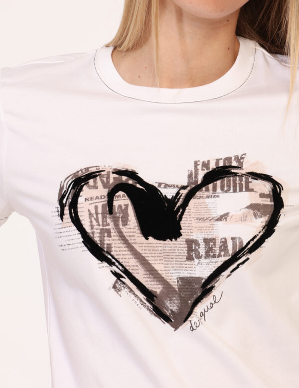 T-shirt Desigual Bianco - T-shirt classica su base bianca con stampa cuore nero/marrone. La vestibilità è morbida e regolare