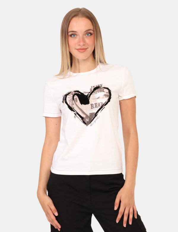 T-shirt Desigual Bianco - T-shirt classica su base bianca con stampa cuore nero/marrone. La vestibilità è morbida e regolare