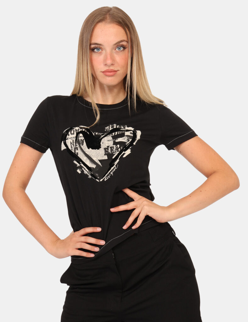 T-shirt Desigual Nero - T-shirt classica su base nera con stampa cuore nero/bianco. La vestibilità è morbida e regolare. La