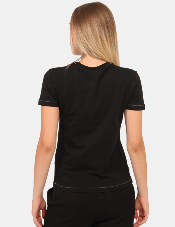 T-shirt Desigual Nero - T-shirt classica su base nera con stampa cuore nero/bianco. La vestibilità è morbida e regolare. La