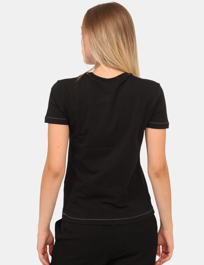 T-shirt Desigual Nero - T-shirt classica su base nera con stampa cuore nero/bianco. La vestibilità è morbida e regolare. La
