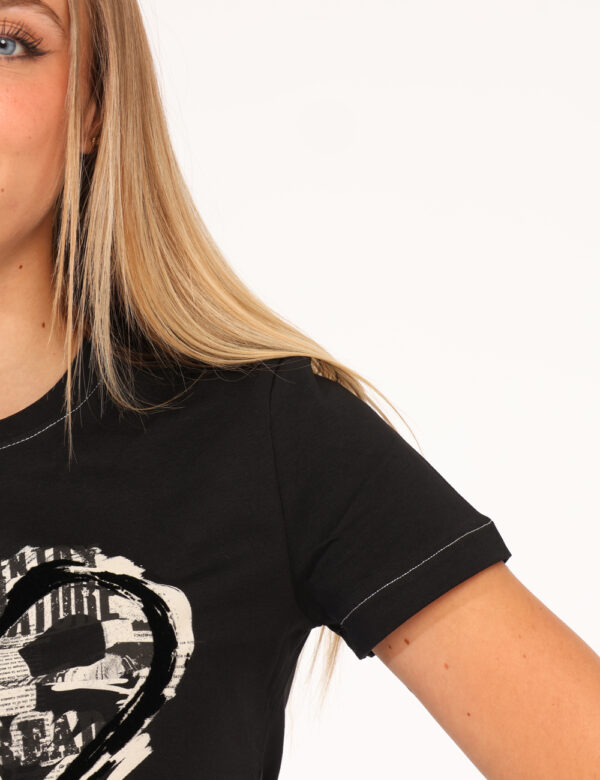 T-shirt Desigual Nero - T-shirt classica su base nera con stampa cuore nero/bianco. La vestibilità è morbida e regolare. La