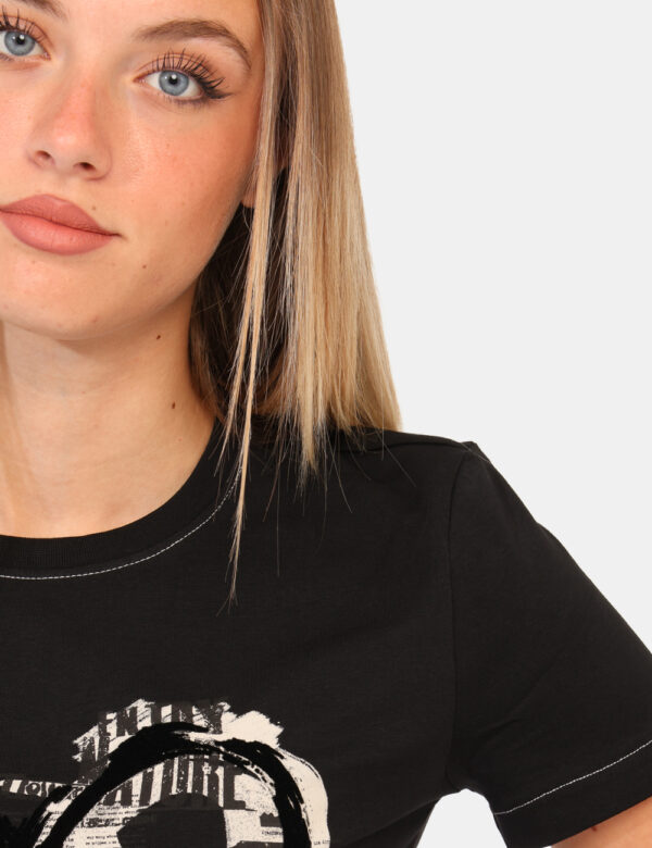 T-shirt Desigual Nero - T-shirt classica su base nera con stampa cuore nero/bianco. La vestibilità è morbida e regolare. La
