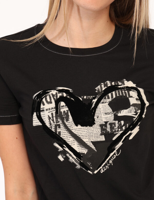 T-shirt Desigual Nero - T-shirt classica su base nera con stampa cuore nero/bianco. La vestibilità è morbida e regolare. La