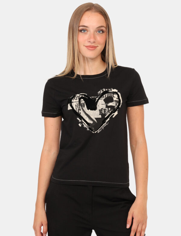 T-shirt Desigual Nero - T-shirt classica su base nera con stampa cuore nero/bianco. La vestibilità è morbida e regolare. La