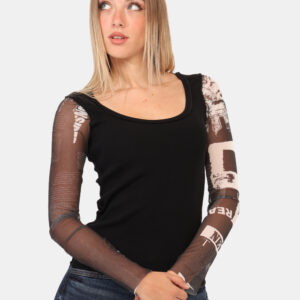 Maglia Desigual Nero - Maglia su base nera con maniche lunghe velate e stampate. La vestibilità è morbida e regolare. La mag
