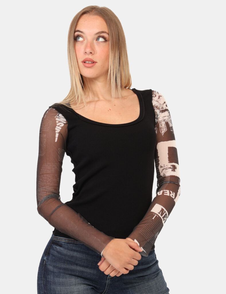 Maglia Desigual Nero - Maglia su base nera con maniche lunghe velate e stampate. La vestibilità è morbida e regolare. La mag